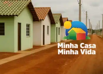 Logo do Programa Minha Casa, Minha Vida sobre uma fileira de casas populares de cor verde e branca em um bairro de terra batida, indicando o período de inscrições abertas.