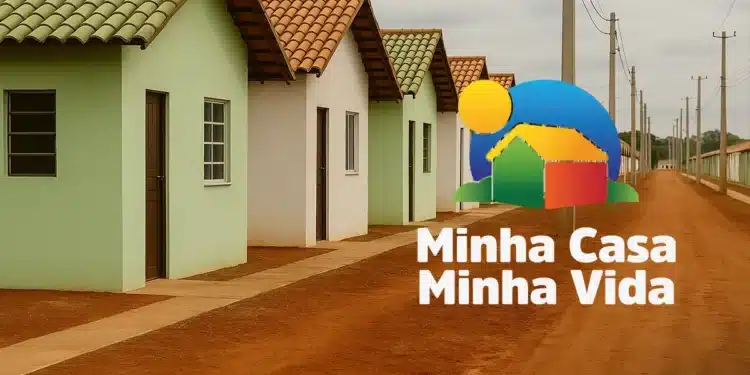 Logo do Programa Minha Casa, Minha Vida sobre uma fileira de casas populares de cor verde e branca em um bairro de terra batida, indicando o período de inscrições abertas.