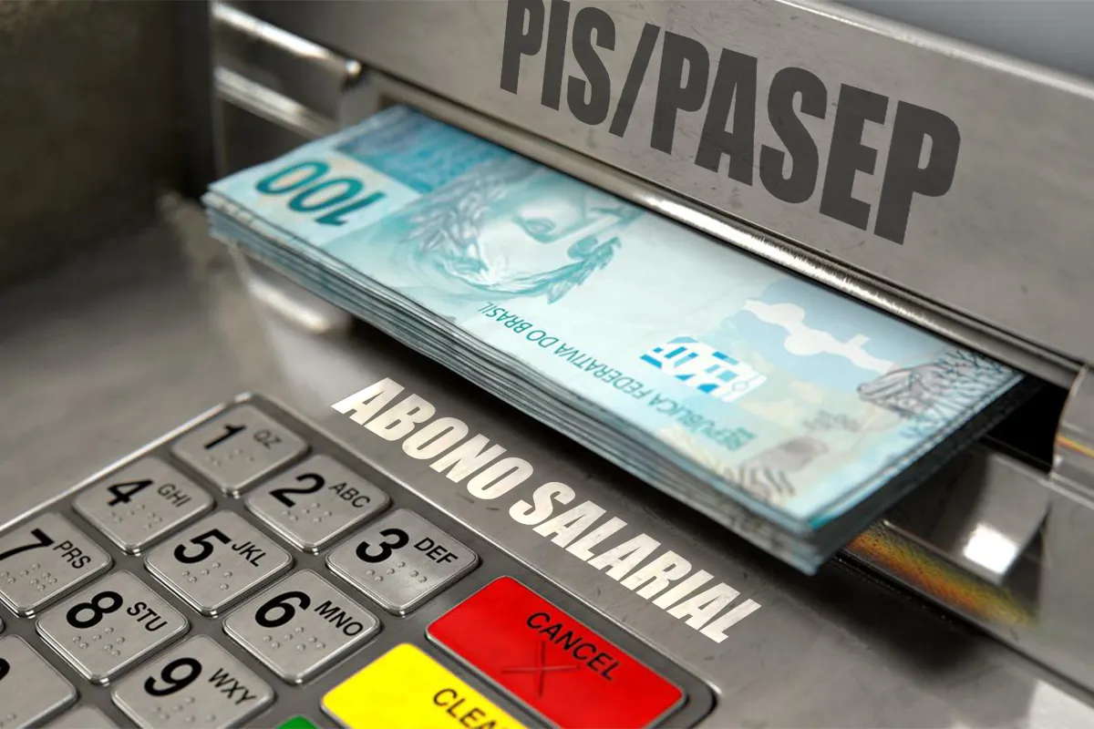 Notas de cem reais saindo de caixa eletrônico com a inscrição PIS/PASEP e Abono Salarial.