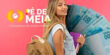 Estudante feliz com mochila e livros e notas de R$ 100 ao fundo simbolizando o benefício Pé de Meia