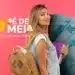 Estudante do ensino médio com mochila sorrindo, representando o programa Pé-de-Meia e a poupança educacional.