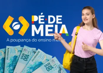 ovem estudante sorridente com mochila amarela e dinheiro na mão, apontando para o logo do programa Pé-de-Meia em um fundo azul vibrante.
