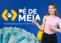 Jovem com mochila sorrindo ao lado da logo Pé de Meia, programa de poupança para ensino médio