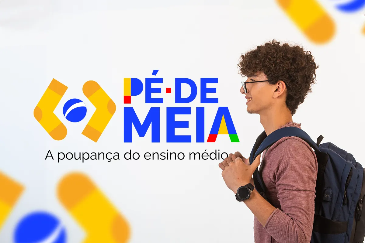 Pé de Meia: Poupança para Ensino Médio Jovem com mochila sorrindo ao lado da logo Pé de Meia, programa de poupança para ensino médio