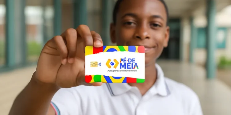 Estudante de ensino médio sorrindo e exibindo o cartão de benefício do programa Pé-de-Meia, que oferece poupança e incentivo financeiro para a conclusão escolar.