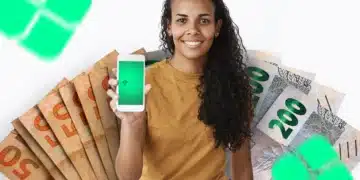 Mulher segura celular com aplicativo Pix, em frente a notas de real, representando valores extras liberados pela Caixa e Banco do Brasil.