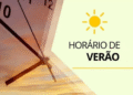 Relógio marcando o horário ao pôr do sol e ícone de sol com texto "Horário de Verão"