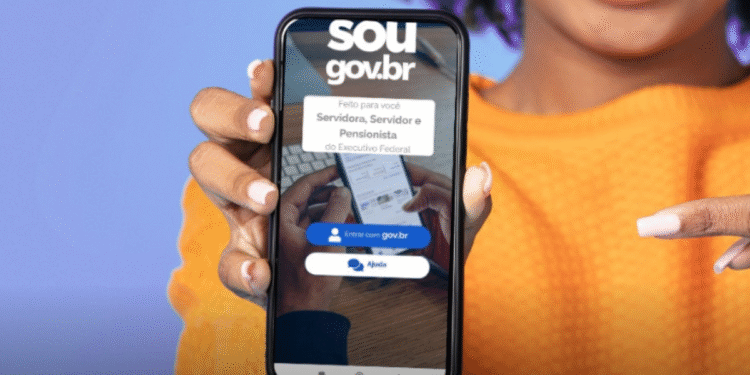 Pessoa segurando celular com a tela do aplicativo SouGov exibida.