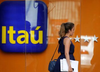 Fachada da agência do Banco Itaú com o logotipo em destaque, representando os leilões de imóveis desocupados com ofertas de até 59% de desconto em 2025.