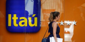Fachada da agência do Banco Itaú com o logotipo em destaque, representando os leilões de imóveis desocupados com ofertas de até 59% de desconto em 2025.