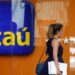 Fachada da agência do Banco Itaú com o logotipo em destaque, representando os leilões de imóveis desocupados com ofertas de até 59% de desconto em 2025.