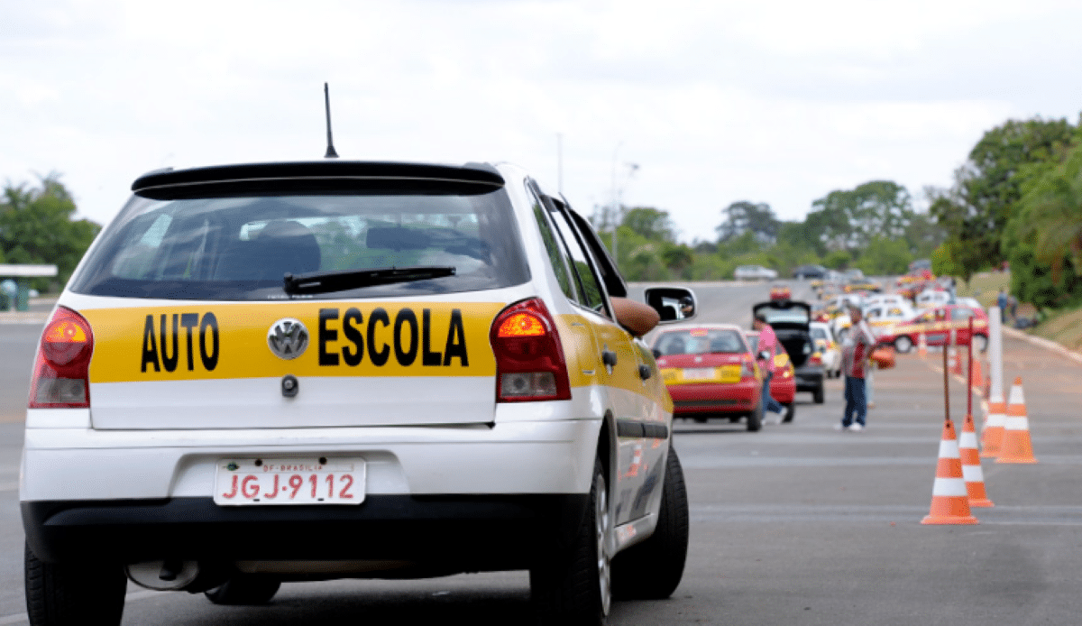 Carro de autoescola em pista de treinamento para alunos.