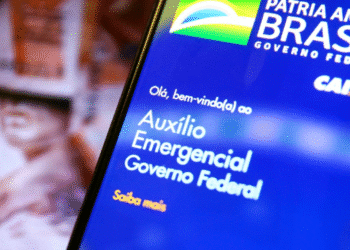 Tela de celular com o aplicativo do Auxílio Emergencial do Governo Federal aberto.