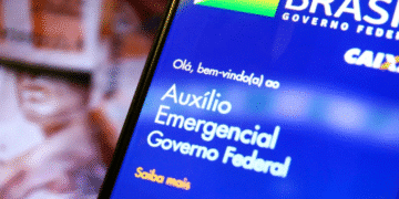 Tela de celular com o aplicativo do Auxílio Emergencial do Governo Federal aberto.