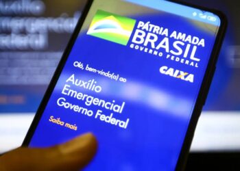 Aplicativo do Auxílio Emergencial do Governo Federal aberto na tela de um celular