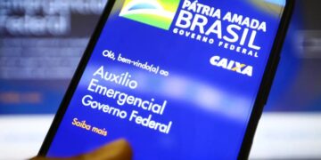 Aplicativo do Auxílio Emergencial do Governo Federal aberto na tela de um celular