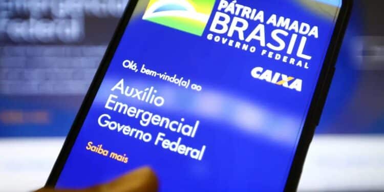 Aplicativo do Auxílio Emergencial do Governo Federal aberto na tela de um celular