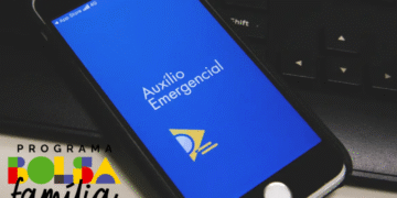 Tela de celular mostrando a interface do Auxílio Emergencial, com o logotipo do Bolsa Família.