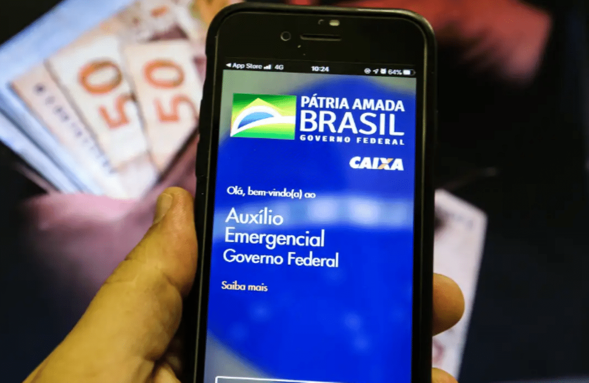 Aplicativo do Auxílio Emergencial aberto em um celular.