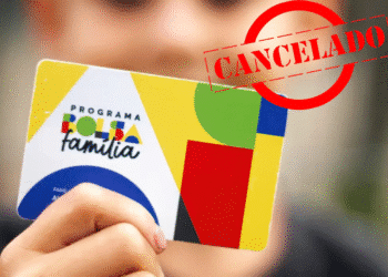 Cartão do Programa Bolsa Família com carimbo vermelho de "CANCELADO".