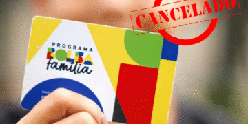 Cartão do Programa Bolsa Família com carimbo vermelho de "CANCELADO".