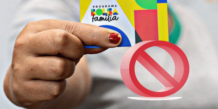 Cartão do Programa Bolsa Família sendo segurado por uma mão, com um símbolo de proibição sobreposto.