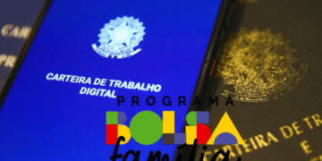 Imagem mostrando a Carteira de Trabalho Digital com o logo do Programa Bolsa Família em destaque.