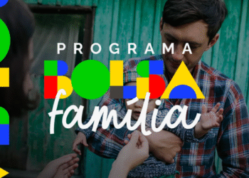 Família com criança nos braços, representando o Programa Bolsa Família.
