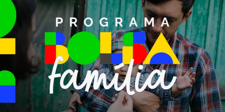 Família com criança nos braços, representando o Programa Bolsa Família.