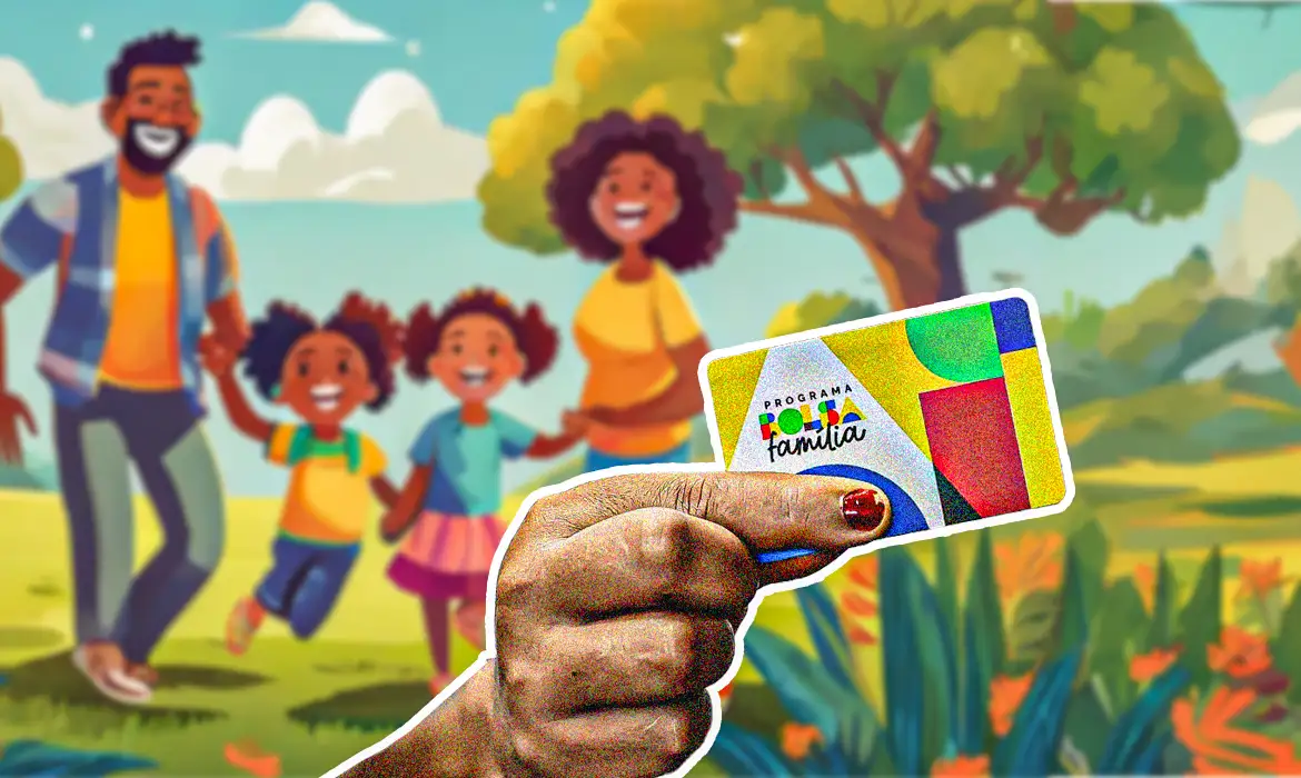 Mão segurando cartão do Programa Bolsa Família com família sorridente ao ar livre em fundo colorido