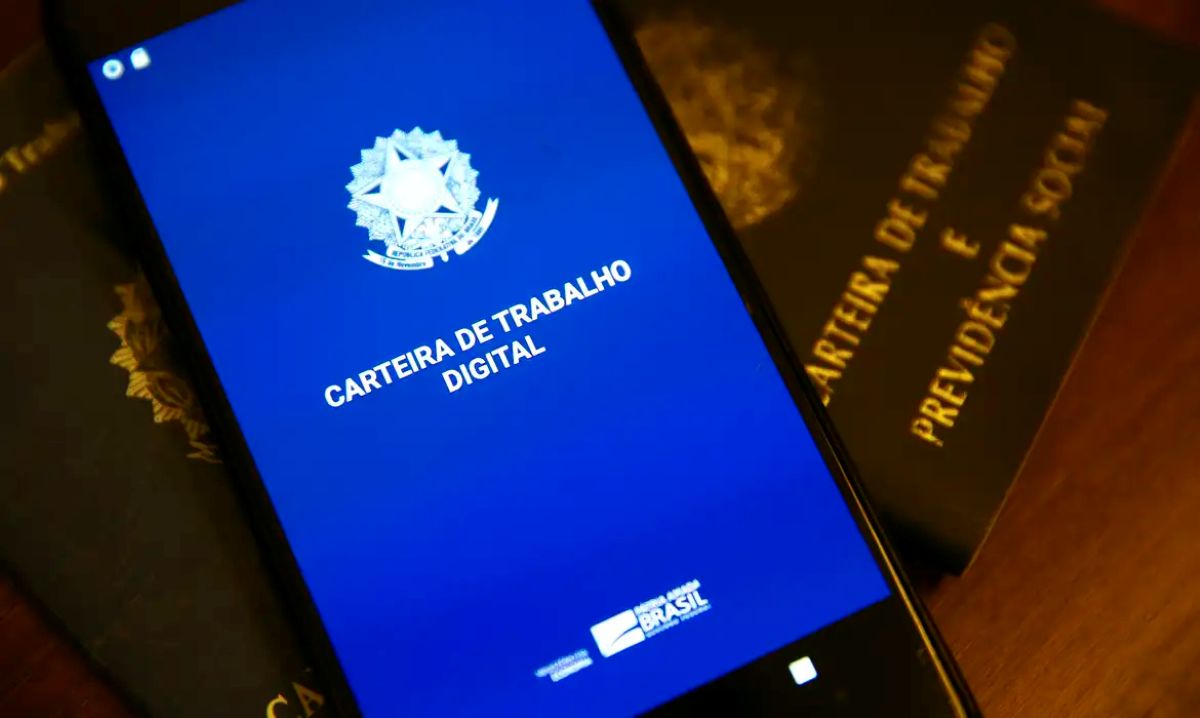 Tela de celular exibindo o aplicativo Carteira de Trabalho Digital, ferramenta utilizada para a consulta de elegibilidade e o valor do Abono Salarial (PIS/PASEP).