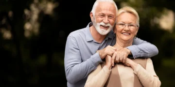 Casal de idosos sorrindo e se abraçando, representando aposentados e pensionistas que podem aproveitar as novas vantagens do INSS.
