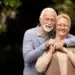 Casal de idosos sorrindo e se abraçando, representando aposentados e pensionistas que podem aproveitar as novas vantagens do INSS.