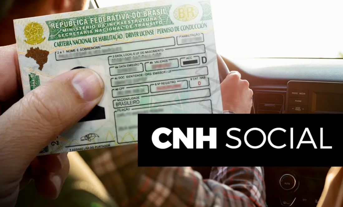 Pessoa segurando uma Carteira Nacional de Habilitação (CNH) dentro de um carro.