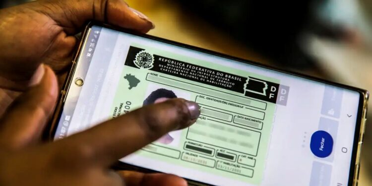 Pessoa utilizando a CNH Digital (Carteira Nacional de Habilitação) no celular, exemplificando a modernização do processo de tirar a CNH sem autoescola.