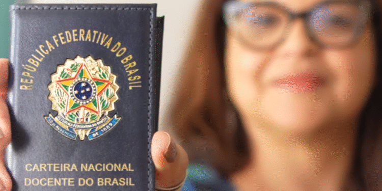 Pessoa segurando a Carteira Nacional Docente do Brasil.