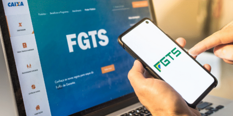 Pessoa acessando informações do FGTS pelo celular e computador.