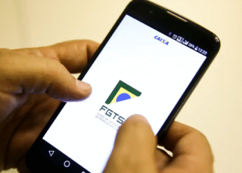Pessoa acessando o aplicativo do FGTS no celular