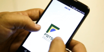 Pessoa acessando o aplicativo do FGTS no celular