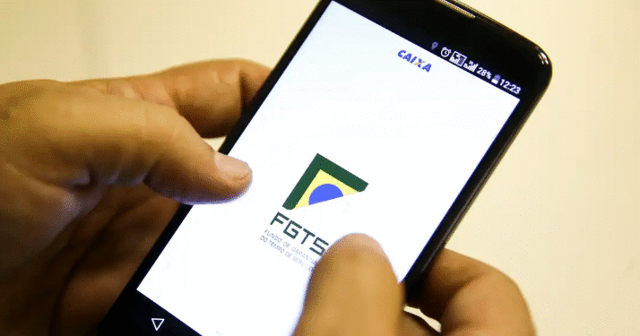 Pessoa acessando o aplicativo do FGTS no celular