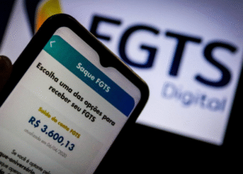 Tela de celular exibindo saldo do FGTS e opção de saque, com o logotipo do FGTS Digital ao fundo.