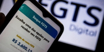 Tela de celular exibindo saldo do FGTS e opção de saque, com o logotipo do FGTS Digital ao fundo.