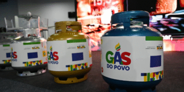 Começa a adesão ao Gás do Povo: programa vai mudar a forma de comprar gás de cozinha no Brasil