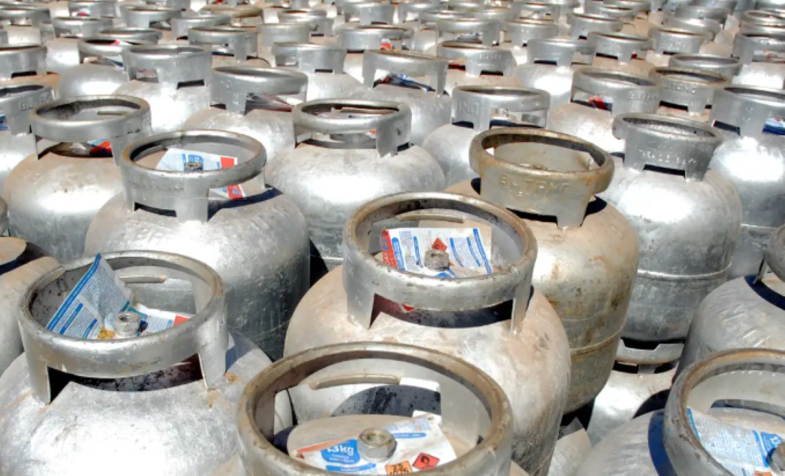 Auxílio Gás 2025: último pagamento em dinheiro acontece nesta sexta, 31 Vários botijões de gás empilhados lado a lado.