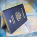 Passaporte americano aberto com carimbos de vistos sobre um mapa, simbolizando o processo de solicitação de visto para os EUA.