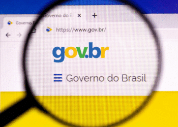 Logotipo gov.br em uma página web com lupa ampliando a visualização.