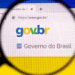 Logotipo gov.br em uma página web com lupa ampliando a visualização.