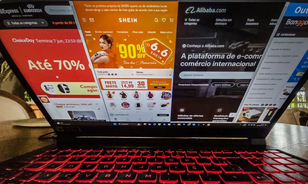 Tela de notebook exibindo sites de compras internacionais como Shein, AliExpress e Alibaba, ilustrando o funcionamento das plataformas de e-commerce global.