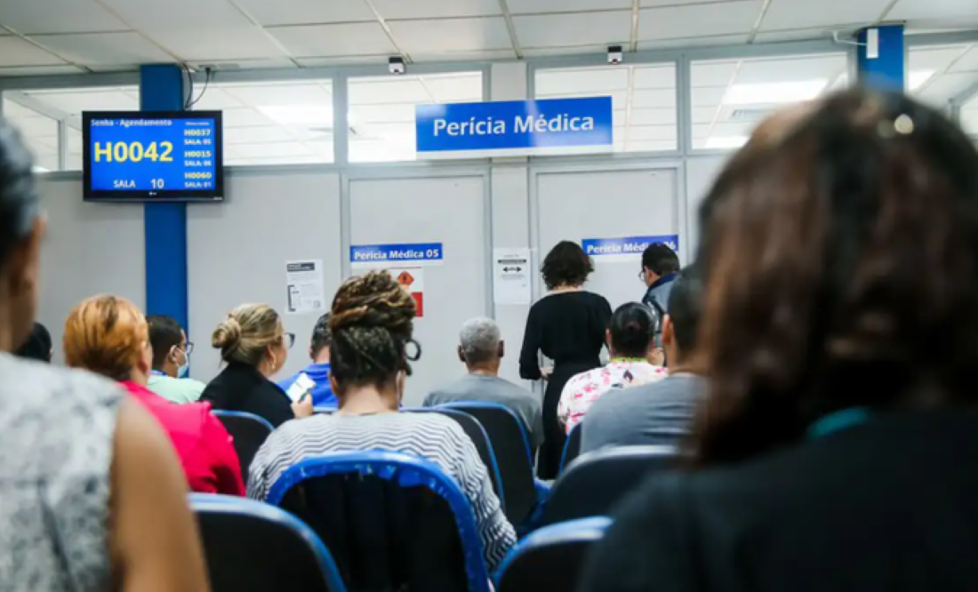 Pessoas aguardam atendimento na perícia médica do INSS durante mutirão de 2025.