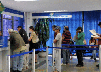 Pessoas em fila na agência da Previdência Social.